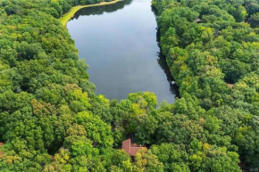 Highland House: Lakefront, Hot Tub, Views, Private